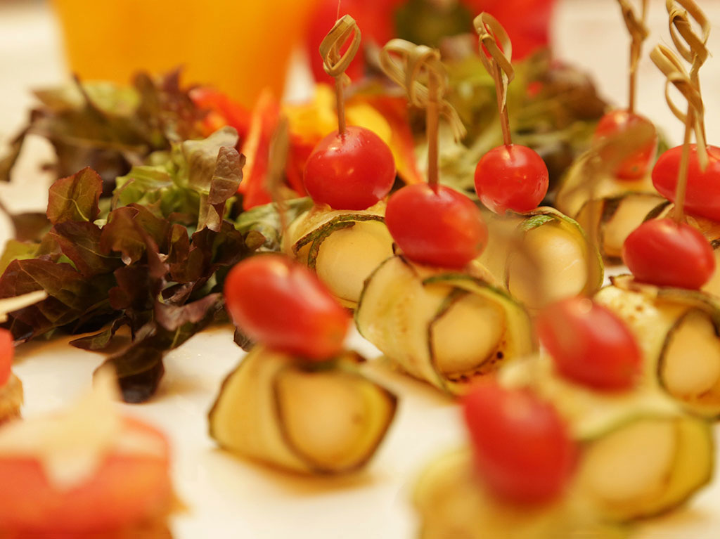 Légumes et brochettes de fromage